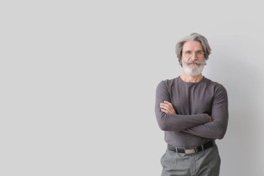 Gri arkaplanda kıdemli iş adamının portresi