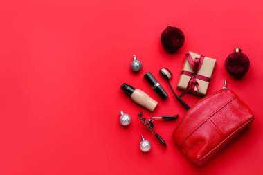 Renk arkaplanında kozmetik ürünleri olan Noel kompozisyonu