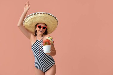 Mayo giymiş güzel bir kadın ve elinde kaktüs tutan şapkalı bir kadın.