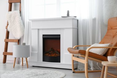 Şömineli modern odanın içi.