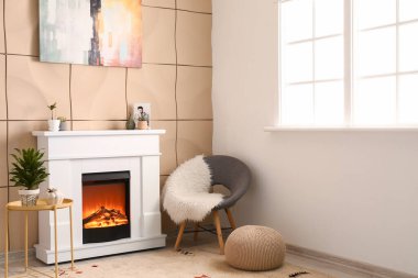 Şömineli modern odanın içi.