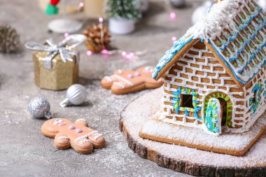 Güzel zencefilli ekmek evi ve kurabiyeler masada.