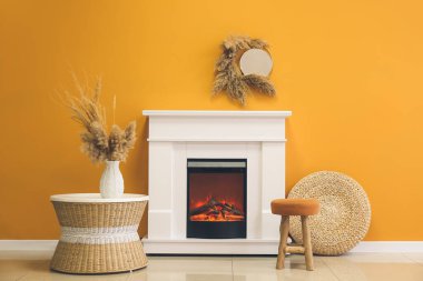 Masası olan bir şömine ve şık bir iç mekan.