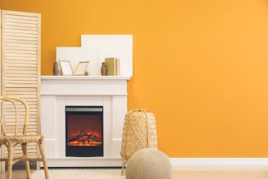 Odanın içinde ahşap perdeli şömine.