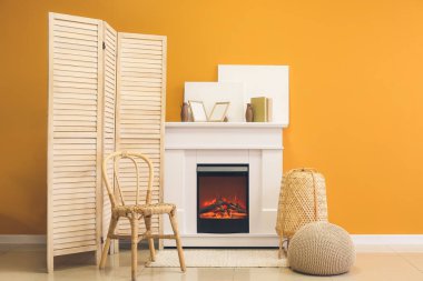 Odanın içinde ahşap perdeli şömine.