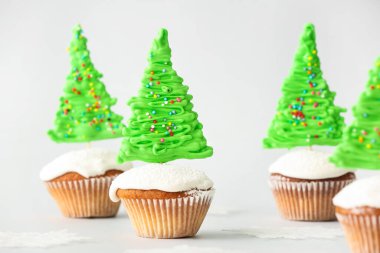 Hafif arka planda lezzetli Noel kekleri