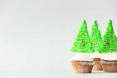 Hafif arka planda lezzetli Noel kekleri