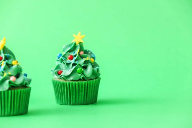 Renkli arkaplanda lezzetli Noel kekleri