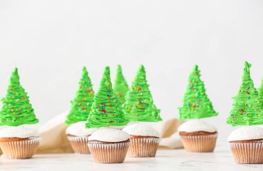 Lezzetli Noel kekleri masada.