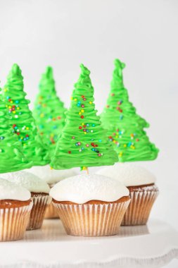 Hafif arka planda lezzetli Noel çörekleriyle durun.