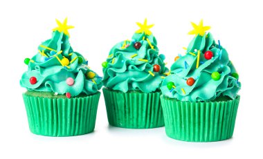 Beyaz arka planda lezzetli Noel kekleri