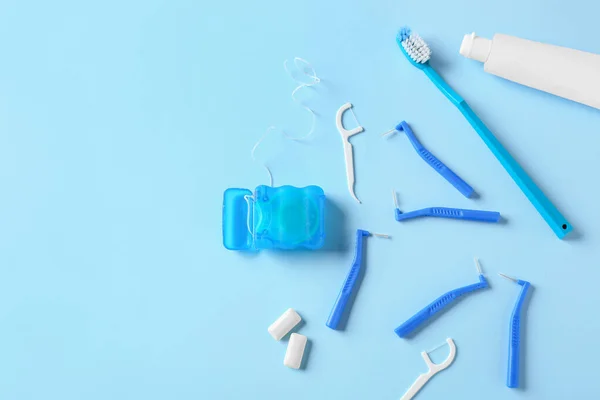 Escovas Dentes Para Aparelhos Dentários Fio Dental Colar Fundo Cor — Fotografia de Stock