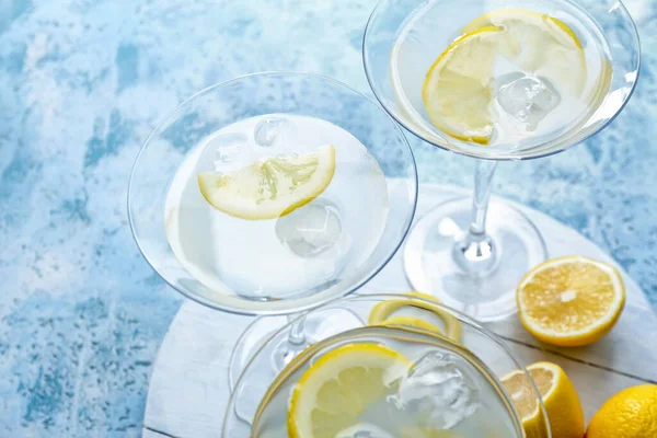 Renkli arkaplanda bir bardak taze martini.