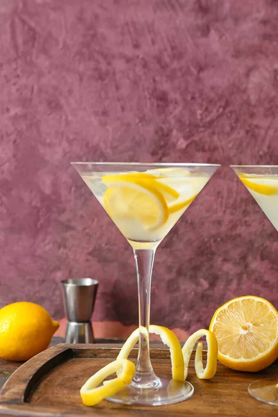 Egy Pohár Friss Martini Sötét Háttérrel — Stock Fotó
