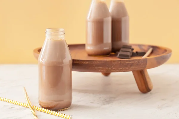 テーブルの上においしいチョコレートミルクのボトル — ストック写真
