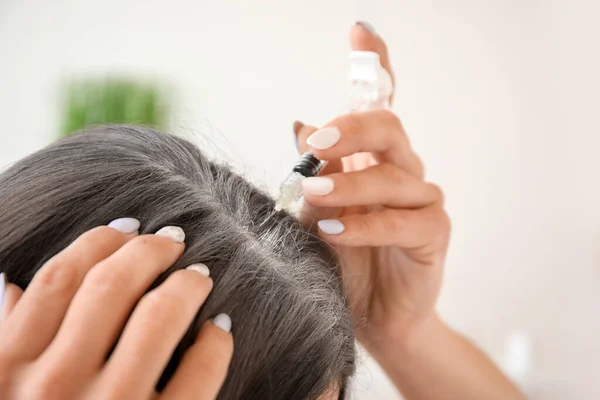 Woman Graying Hair Using Serum Home Closeup — Stock Photo, Image