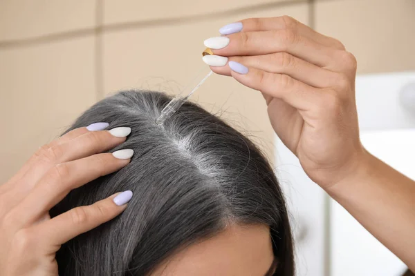 Woman Graying Hair Using Serum Home Closeup — Stock Photo, Image