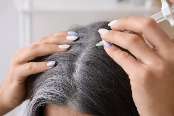 Woman Graying Hair Using Serum Home Closeup — Stock Photo, Image