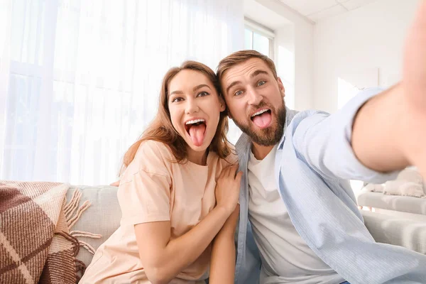 Pareja Joven Tomando Selfie Casa —  Fotos de Stock