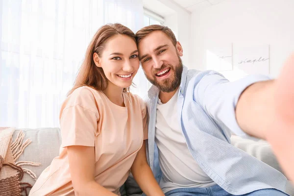 Pareja Joven Tomando Selfie Casa — Foto de Stock