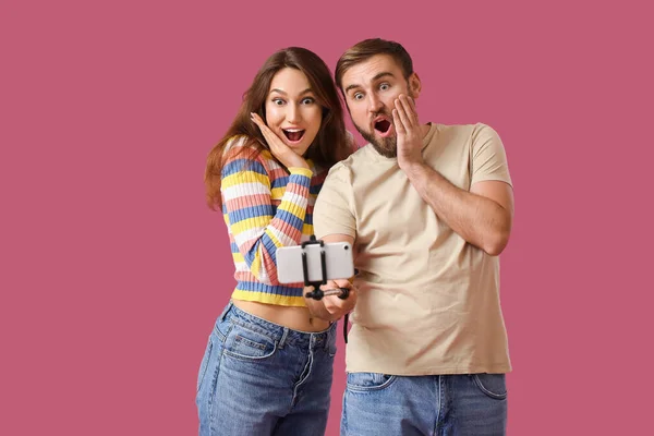 Pareja Joven Tomando Selfie Sobre Fondo Color — Foto de Stock