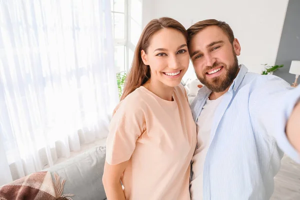 Pareja Joven Tomando Selfie Casa — Foto de Stock