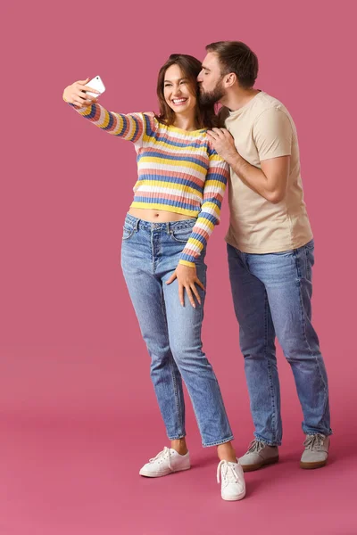 Giovane Coppia Prendendo Selfie Sfondo Colore — Foto Stock