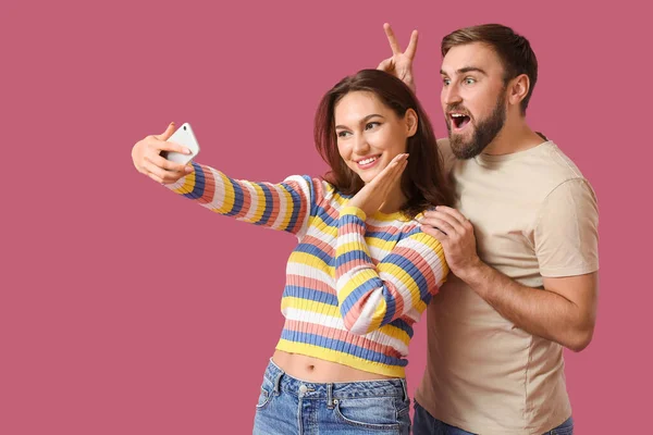 Casal Jovem Tomando Selfie Fundo Cor — Fotografia de Stock