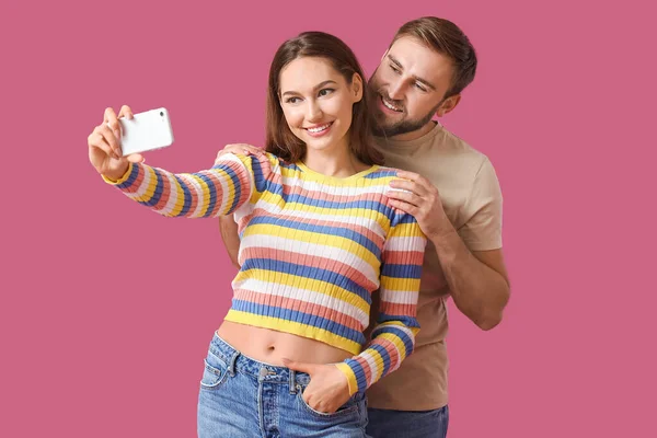 Pareja Joven Tomando Selfie Sobre Fondo Color — Foto de Stock