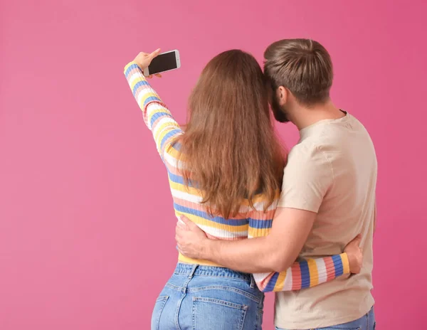 Pareja Joven Tomando Selfie Sobre Fondo Color — Foto de Stock