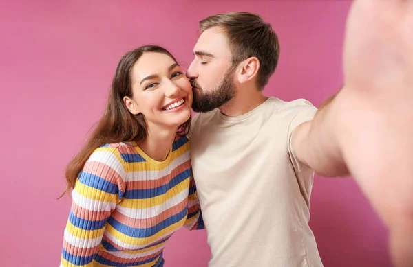 Renkli Arka Planda Selfie Çeken Genç Çift — Stok fotoğraf