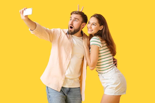 Pareja Joven Tomando Selfie Sobre Fondo Color — Foto de Stock
