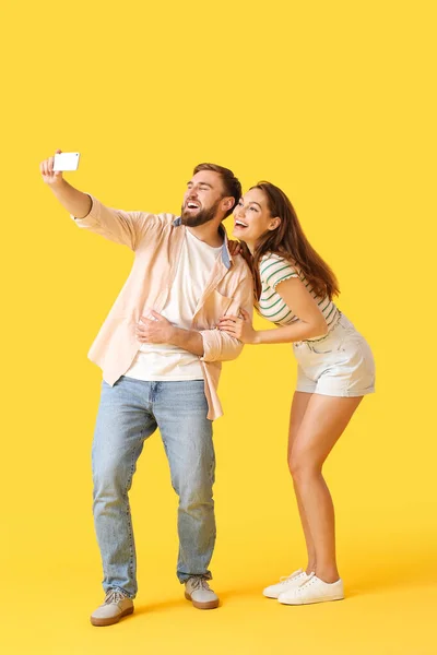 Pareja Joven Tomando Selfie Sobre Fondo Color — Foto de Stock