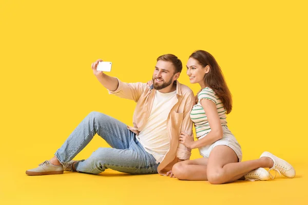 Pareja Joven Tomando Selfie Sobre Fondo Color — Foto de Stock