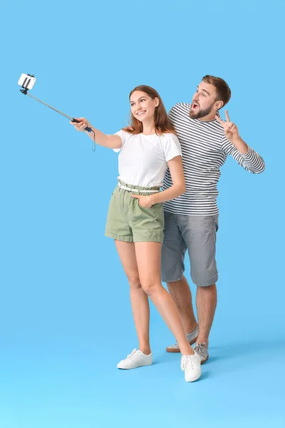 Pareja Joven Tomando Selfie Sobre Fondo Color — Foto de Stock