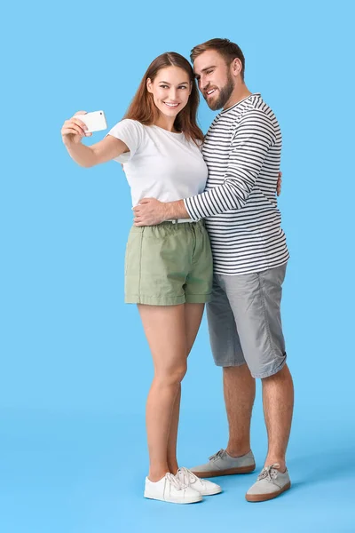 Junges Paar Macht Selfie Auf Farbigem Hintergrund — Stockfoto