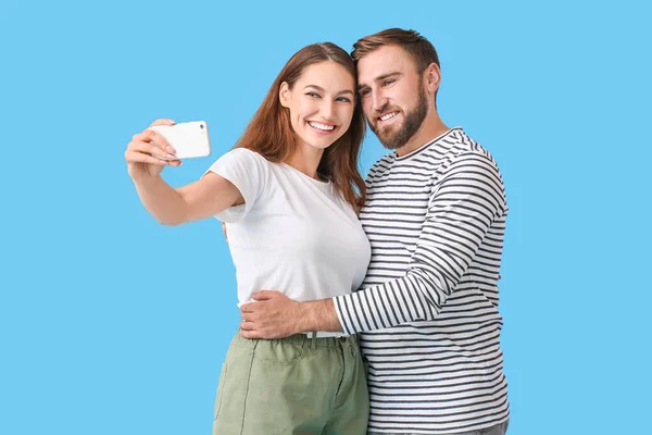 Jong Paar Het Nemen Van Selfie Kleur Achtergrond — Stockfoto