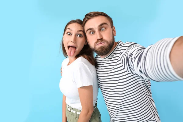 Pareja Joven Tomando Selfie Sobre Fondo Color — Foto de Stock