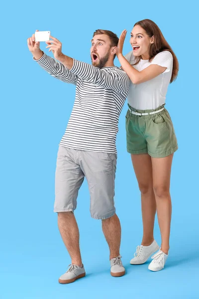 Casal Jovem Tomando Selfie Fundo Cor — Fotografia de Stock