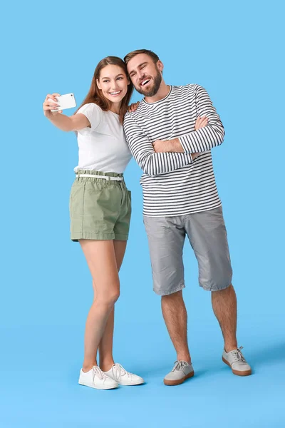 Jong Paar Het Nemen Van Selfie Kleur Achtergrond — Stockfoto