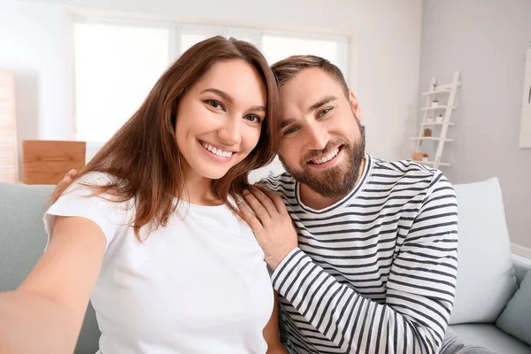 Junges Paar Macht Selfie Hause — Stockfoto