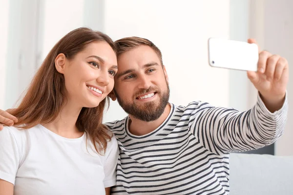 Giovane Coppia Prendendo Selfie Casa — Foto Stock