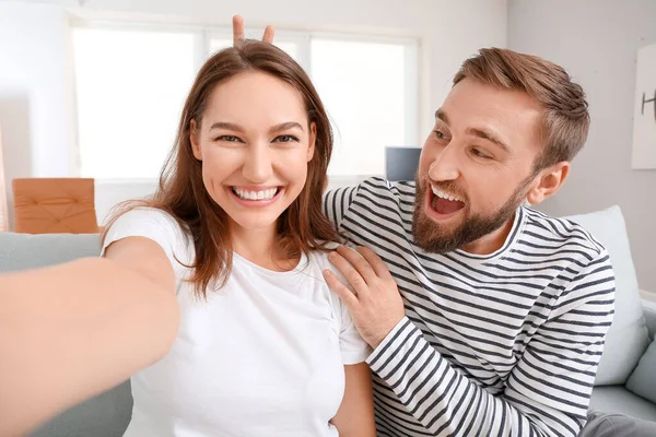 Young Couple Taking Selfie Home — Stock Photo, Image