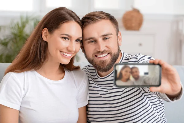 Young Couple Taking Selfie Home — Stock Photo, Image