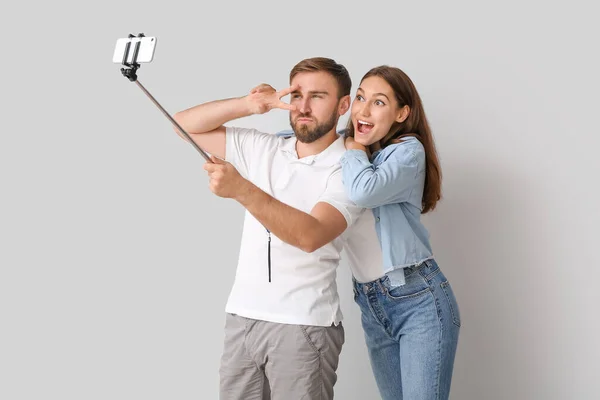 Young Couple Taking Selfie Light Background — Stock Photo, Image