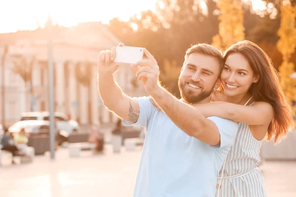 Young Couple Taking Selfie Outdoors — Stock Photo, Image