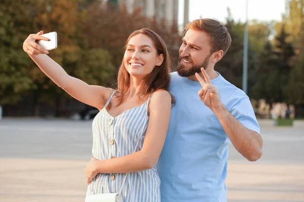 Giovane Coppia Prendendo Selfie All Aperto — Foto Stock