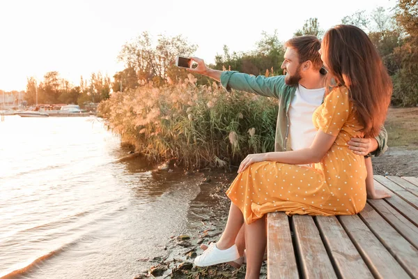 Young Couple Taking Selfie River — Stock Photo, Image