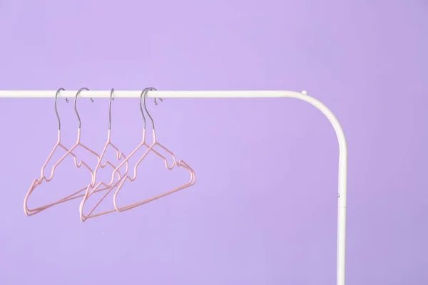 Rack Met Kleding Hangers Kleur Achtergrond — Stockfoto