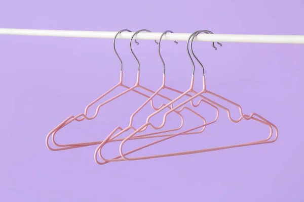 Rack Clothes Hangers Color Background — Stock Photo, Image